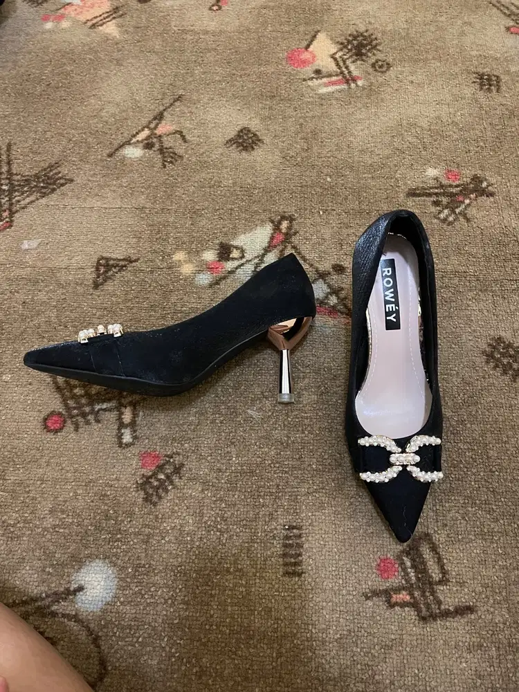 HEELS HITAM NEW