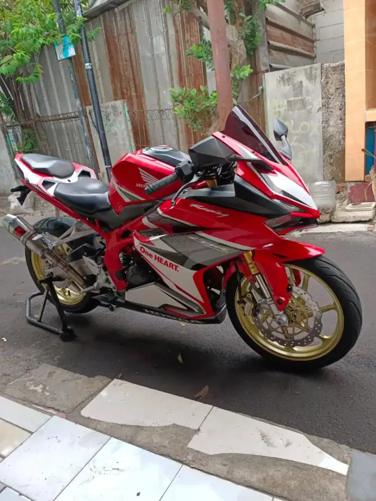 Honda cbr 250rr red recing