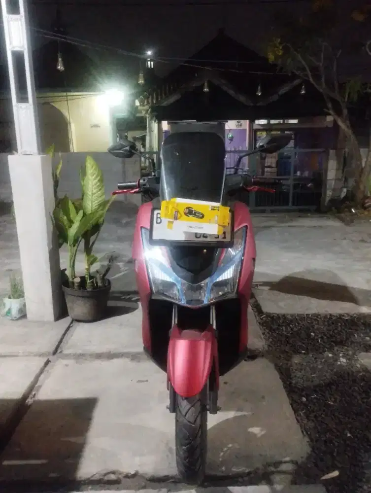 Lexi 125 warna merah