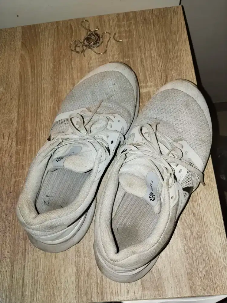 Dijual Dua Pasang Sepatu Olahraga ASICS dan Nike