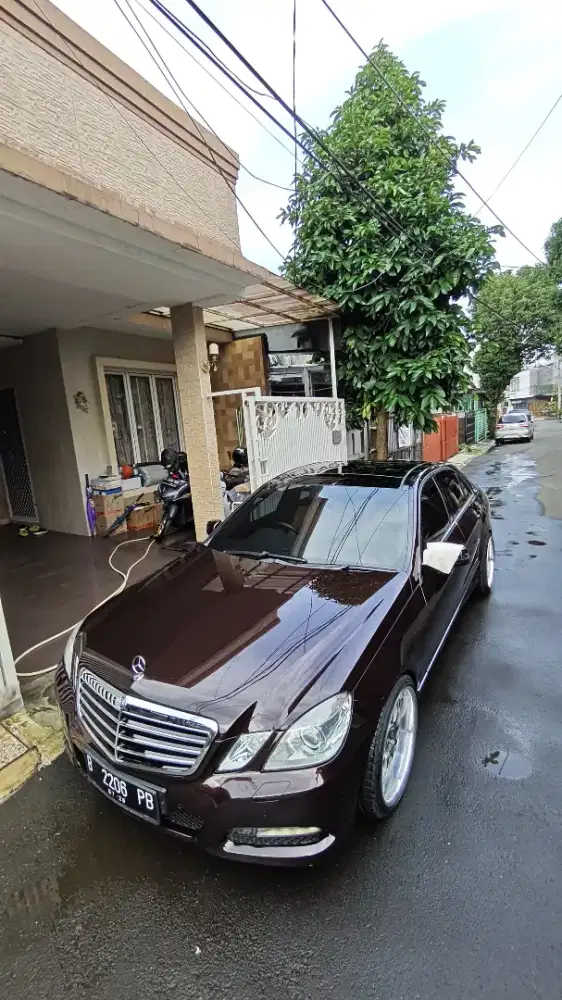 Dijual mercy e300 avant-garde 2011 LOW KM, PAJAK PANJANG. NEGO HALUS