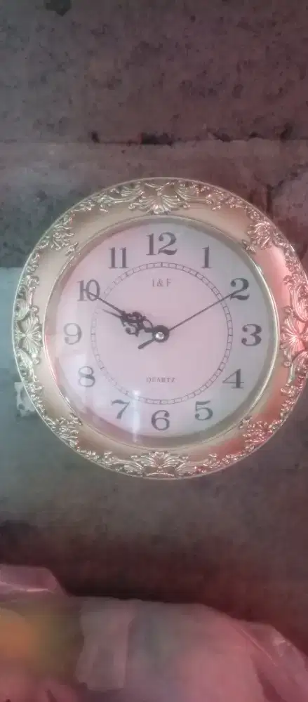 Jam dinding bekas pakai