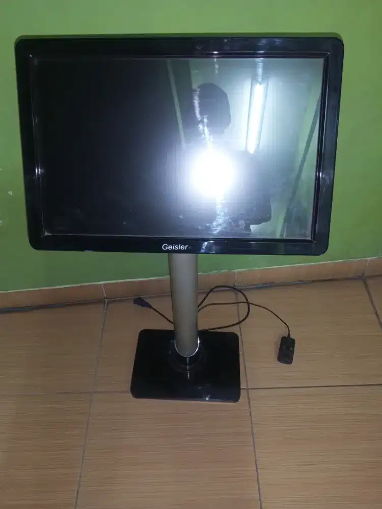 Monitor Geisler 19.5 inch, konektornya VGA ya, Rp.300rb