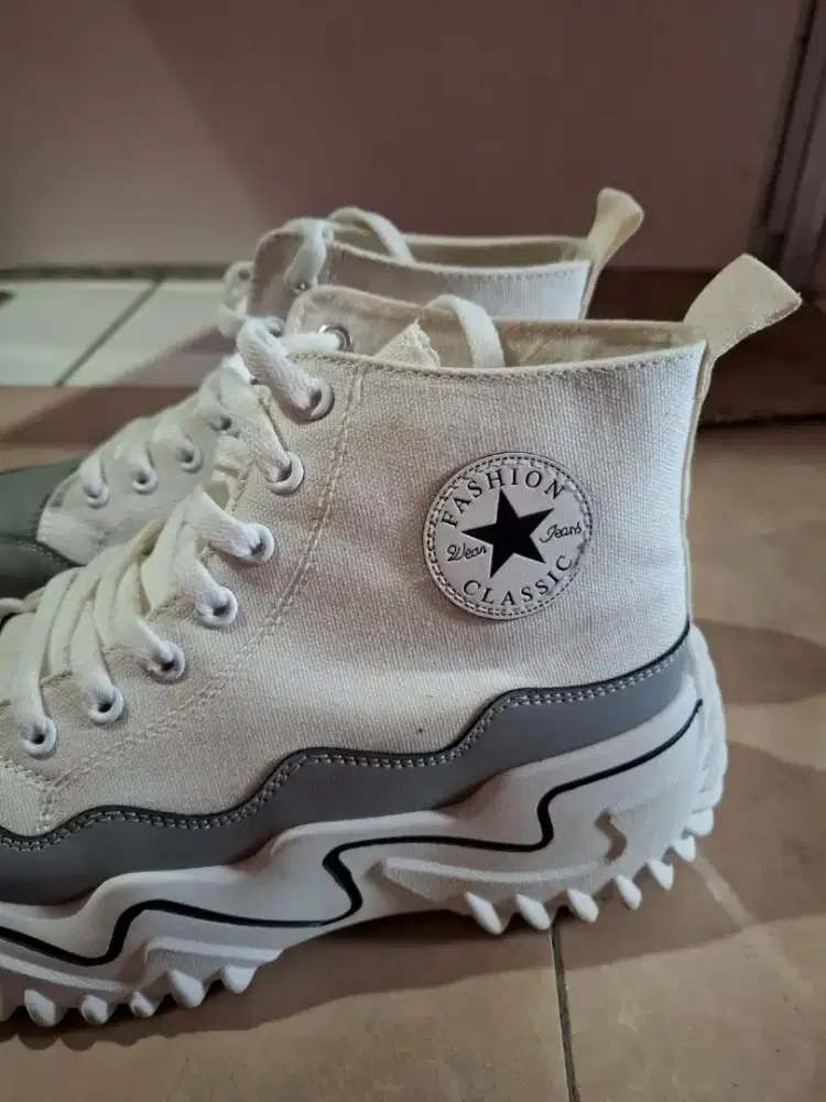 Sepatu dan jelm wanita