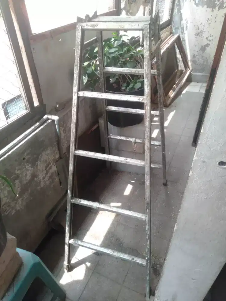 Tangga lipat siap teknisi AC & proyek