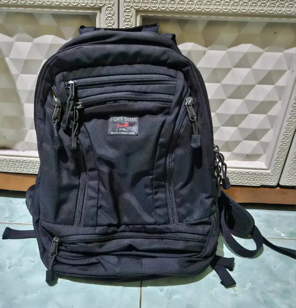 tas ransel tom bihn synapse 19 hitam