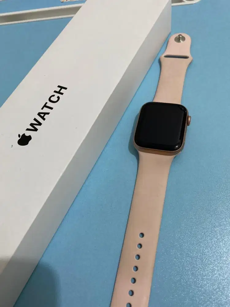 Preloved Apple watch SE pink sand 44mm