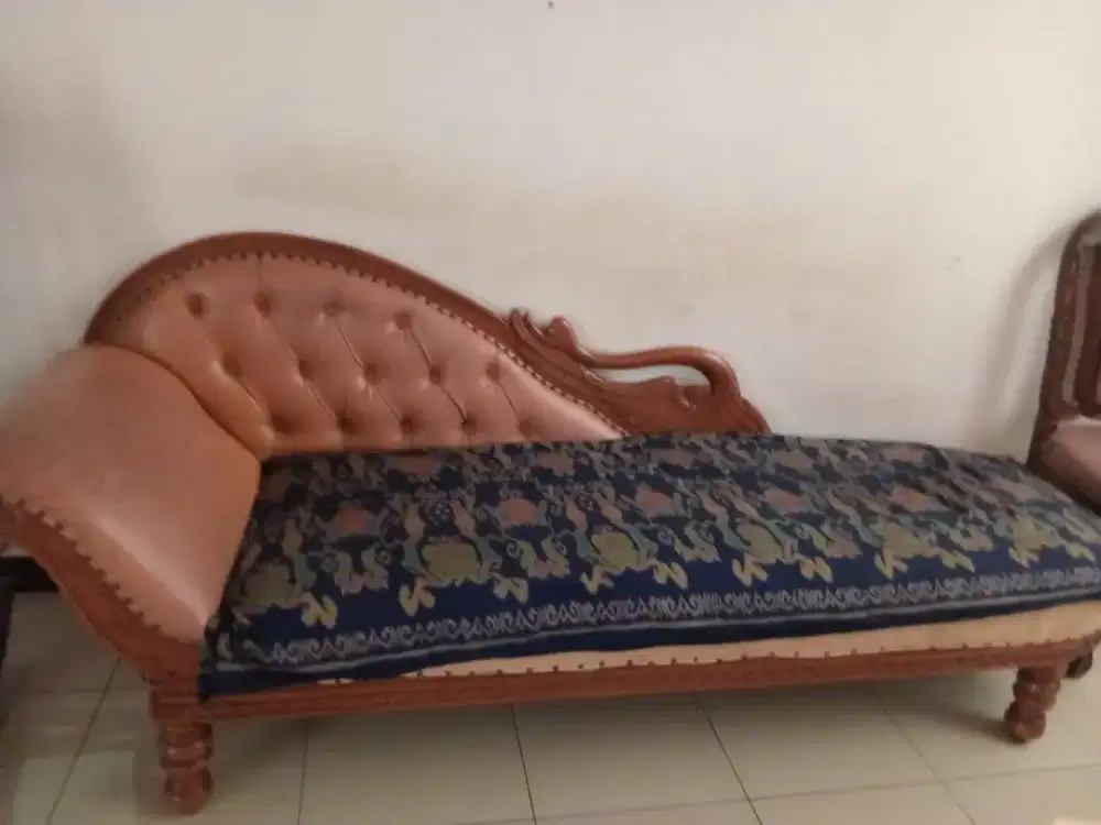 Sofa panjang ruang tamu