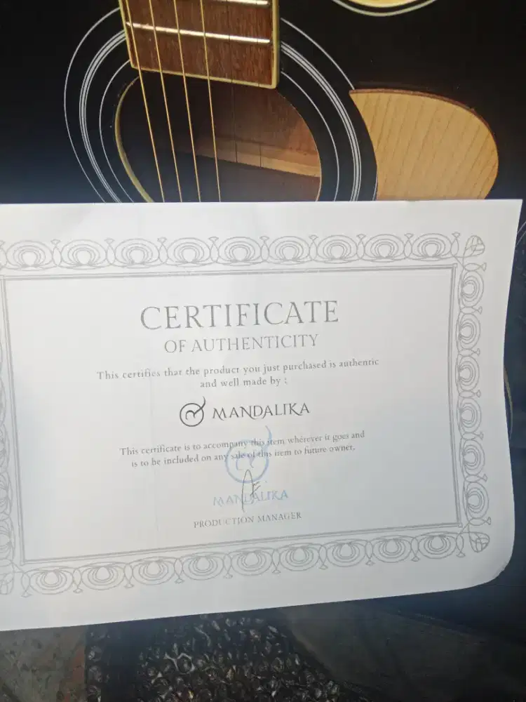 Jual gitar akustik,baru. Minus penyok dikit di bagian bawah