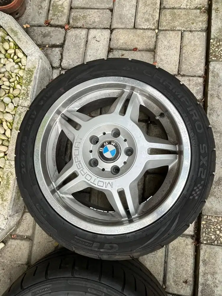 Velg BMW Motorsport Style 24, include ban champiro SX2 dan baut roda