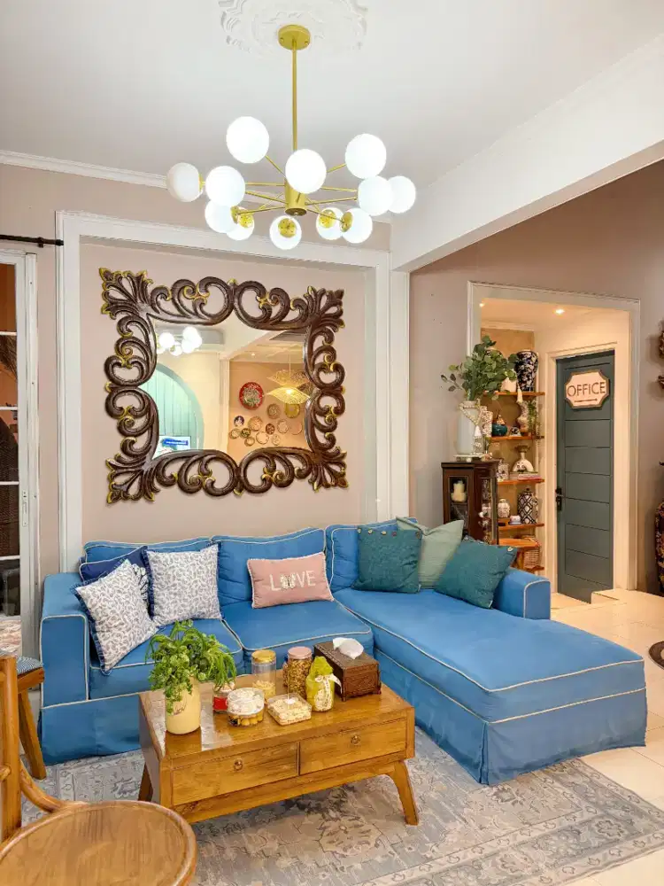 SOFA L warna biru , ada list putih di setiap pinggiran nya