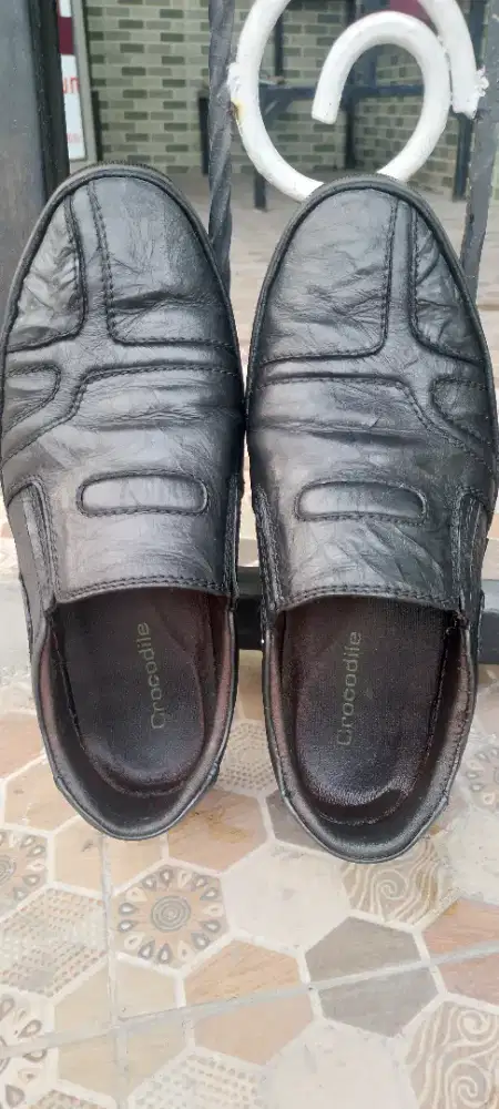 Sepatu santai merk crocodile
