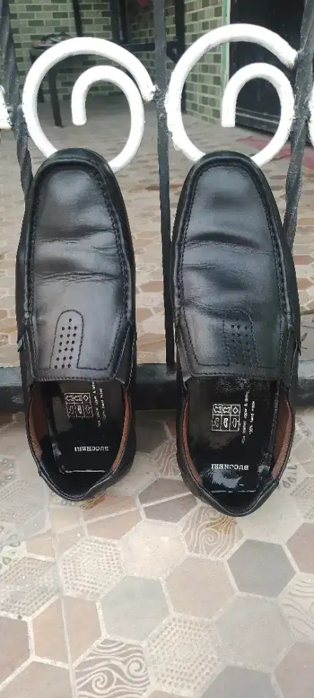 Sepatu santai merk Buccheri