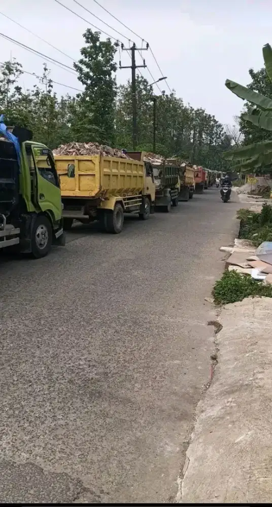 Buang sampah proyek dan kirim urugan