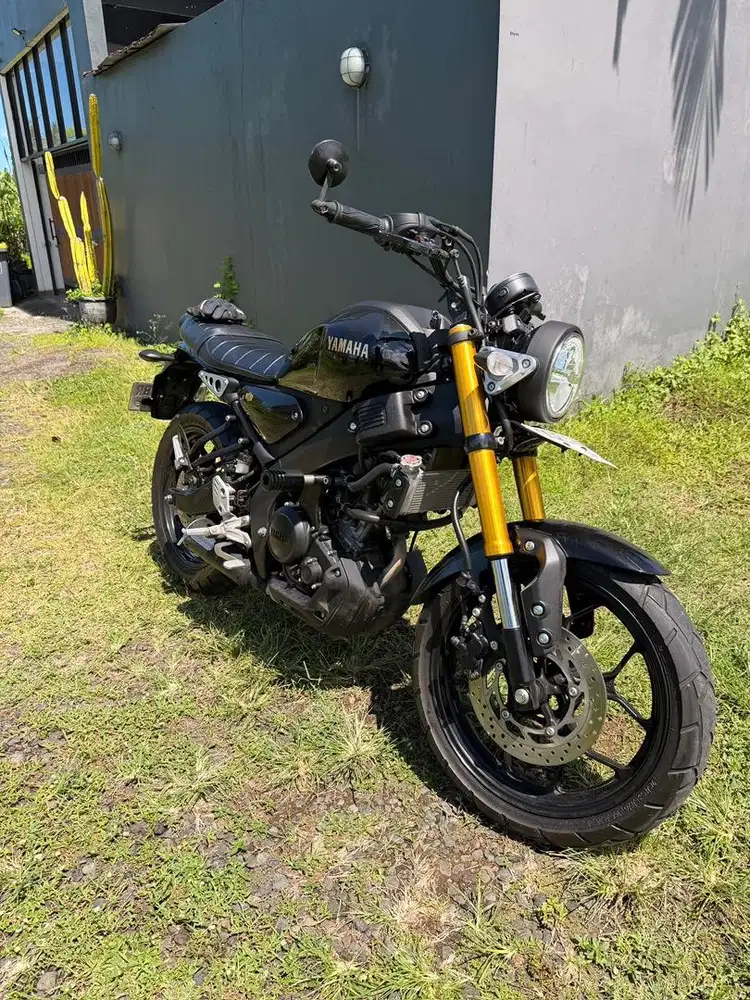 Yamaha XSR Black Custom Exhaust