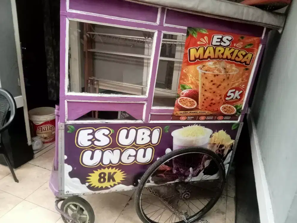 Gerobak Roda jualan minuman, gorengan