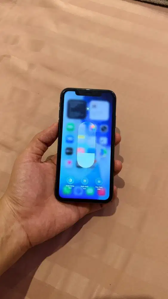 Dijual Iphone 11 White 128GB Resmi Ibox Hp & charger