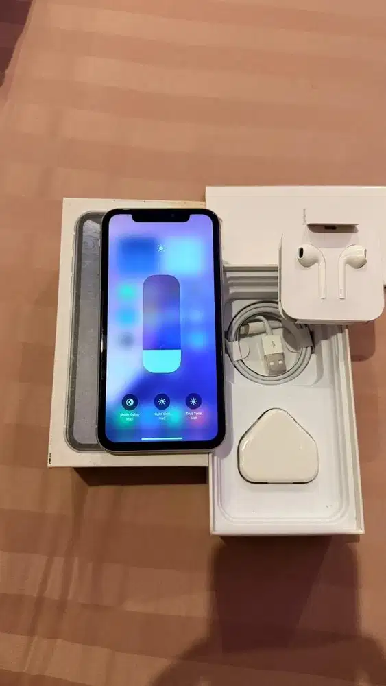Dijual Iphone Xr White 64GB Mulus Fullset Terdaftar