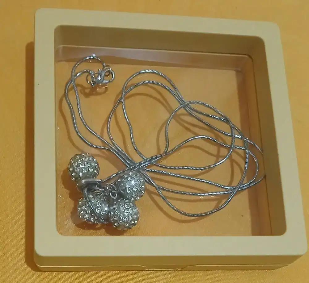 *Kalung Fashion Silver - Liontin Clover Crystal - Preloved*.