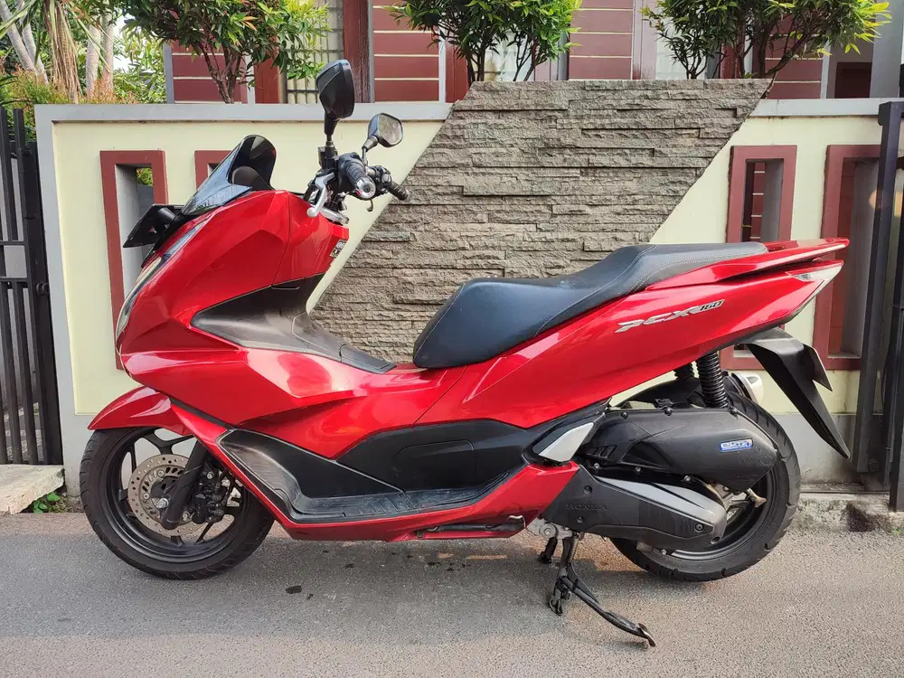 Honda PCX 160 cc tahun 2023 glowing