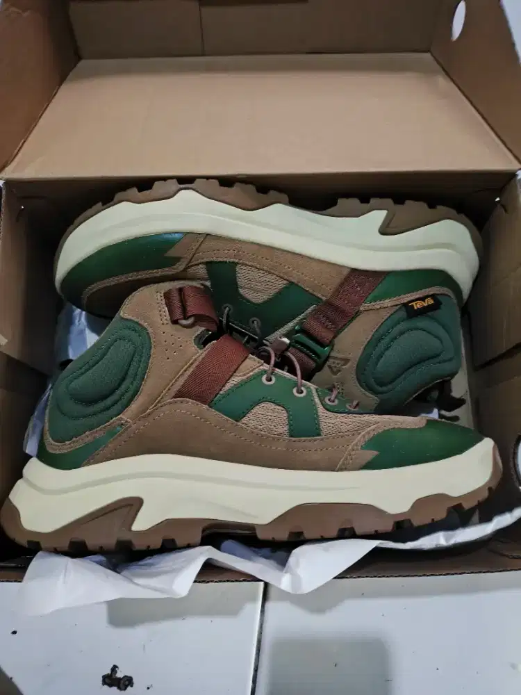 Sepatu merek teva made in vietnam