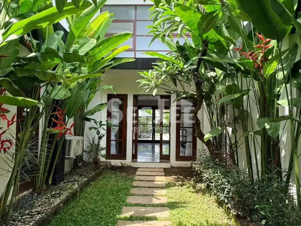 DIJUAL VILLA FREEHOLD (SHM ) DENGAN PRIVASI PENUH, TAMAN LUAS, KOLAM RENANG BESAR, DAN FASILITAS MODERN DI AREA SEMINYAK – SVFK013