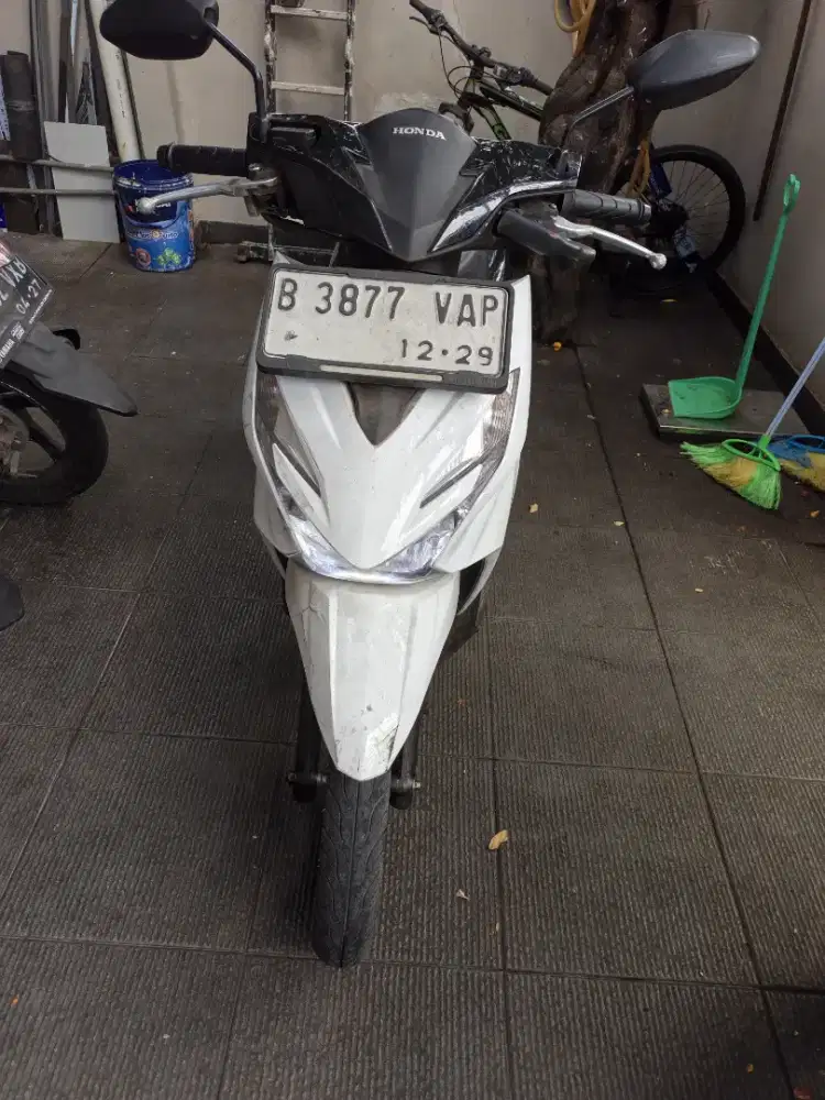 Dijual motor beat second warna putih