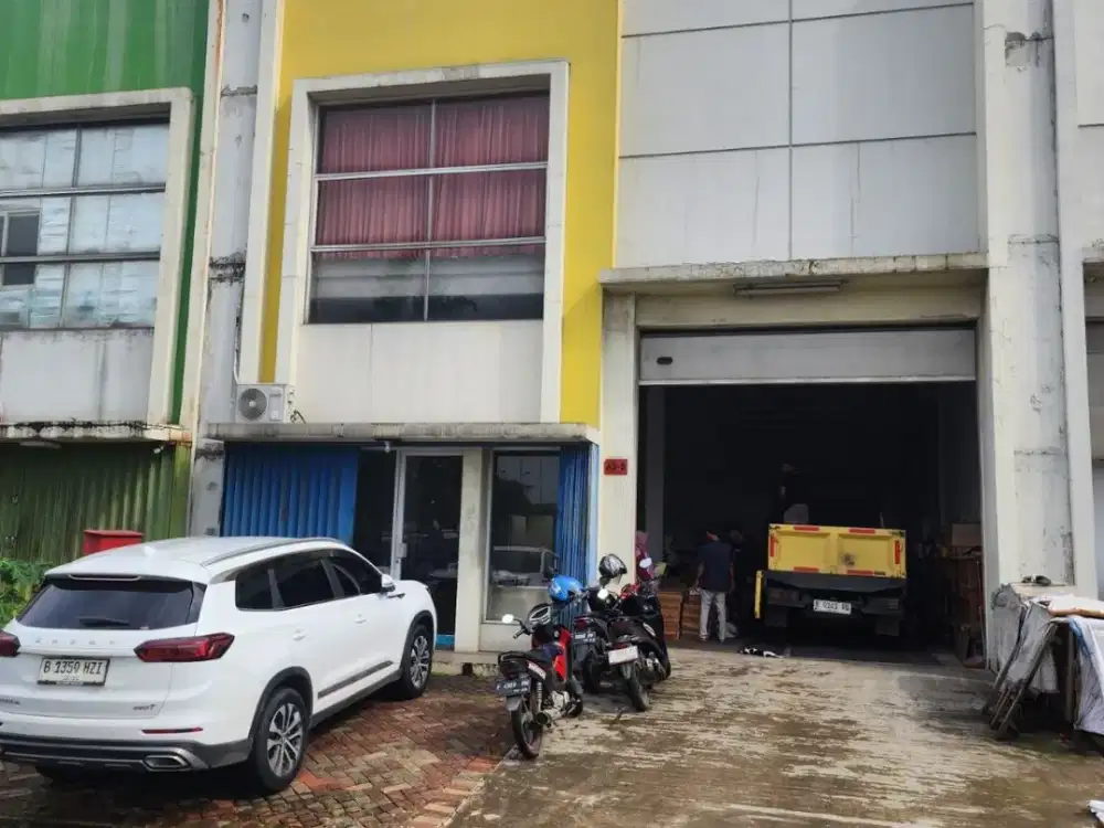 Gudang Industri Manis dengan Kantor, Parkir Beton Kuat