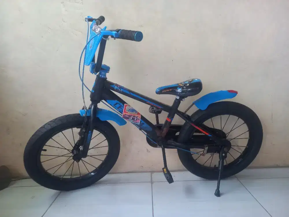 Dijual sepeda warna biru ukuran 18