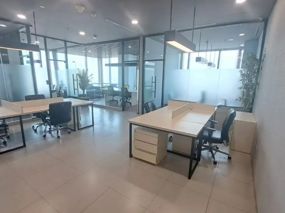 Sewa Kantor Semi Furnish 142 m2 di SOHO Capital Central Park Jakbar