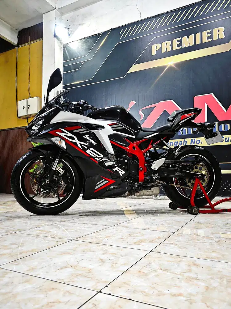 Kawasaki ninja ZX25R ABS QS 4cilinder metalalic spark black th 2021.
