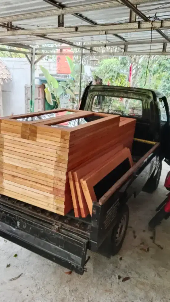 Daun Jendela kayu mahoni