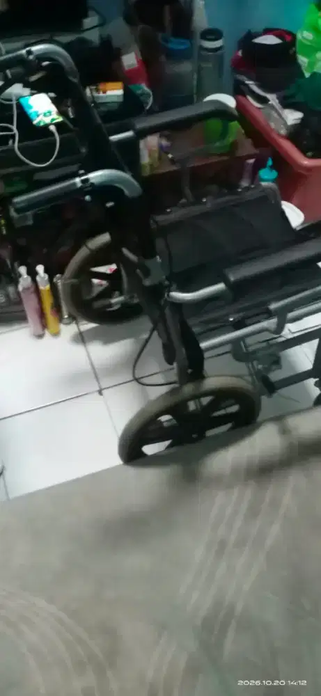 Kursi roda untuk lansia.max berat 100 kilo
