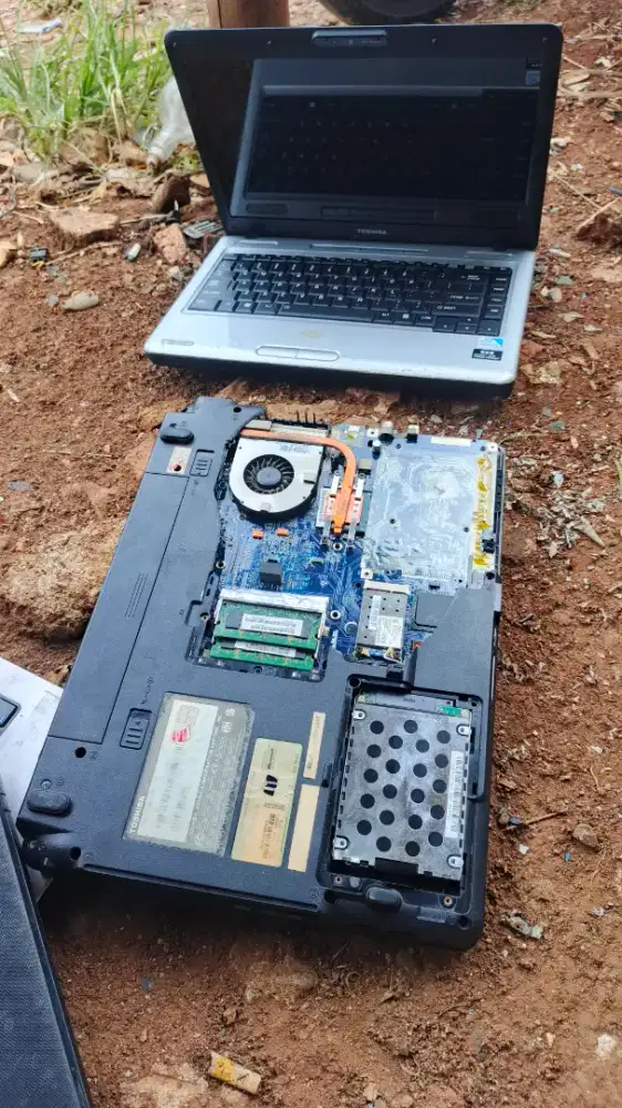 Menerima laptop rusak