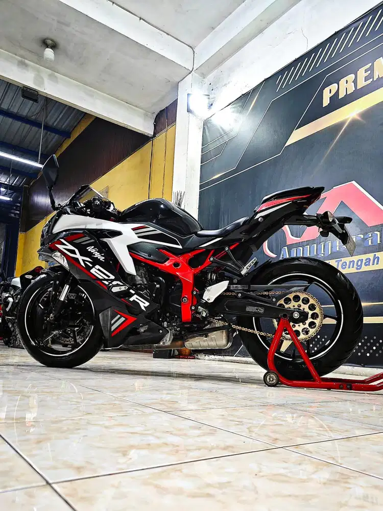 Kawasaki ninja ZX25R ABS QS 4cilinder, metalic spark black th 2021.
