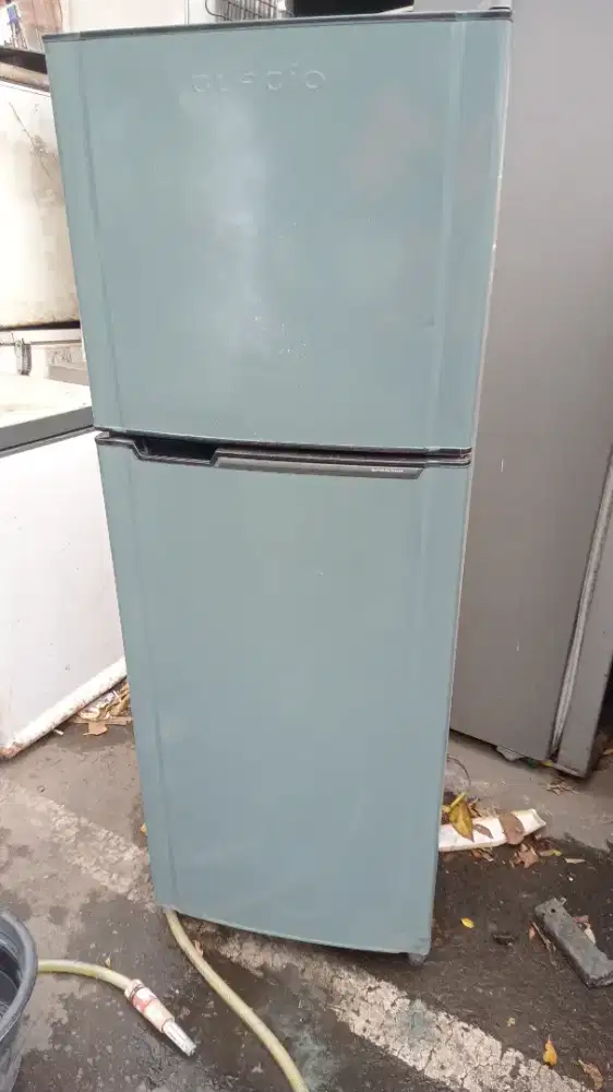 Dijual kulkas 2 pinti ori Thosiba galcio normal