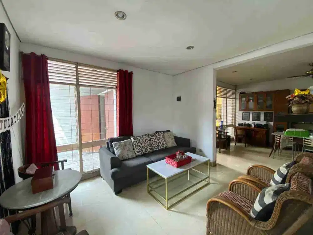 Rumah lama dengan tanah luas