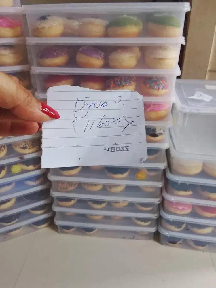 Dibutuhkan tenga kerja wanita untuk produksi donat