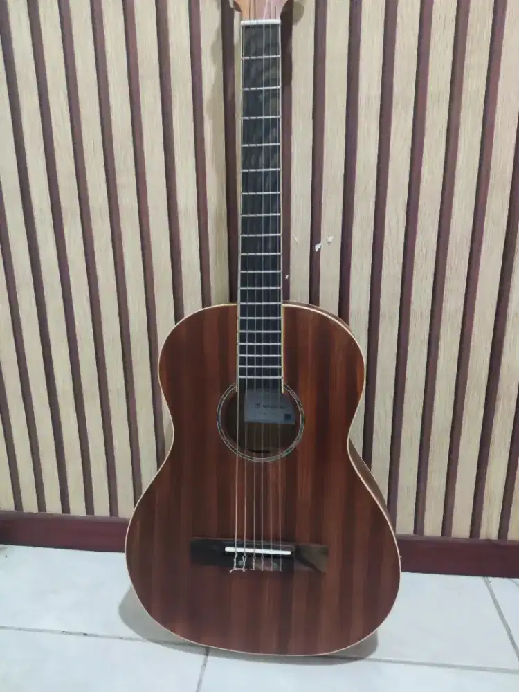 Gitar Klasik Nylon Mandalika Brown GKN01-NS