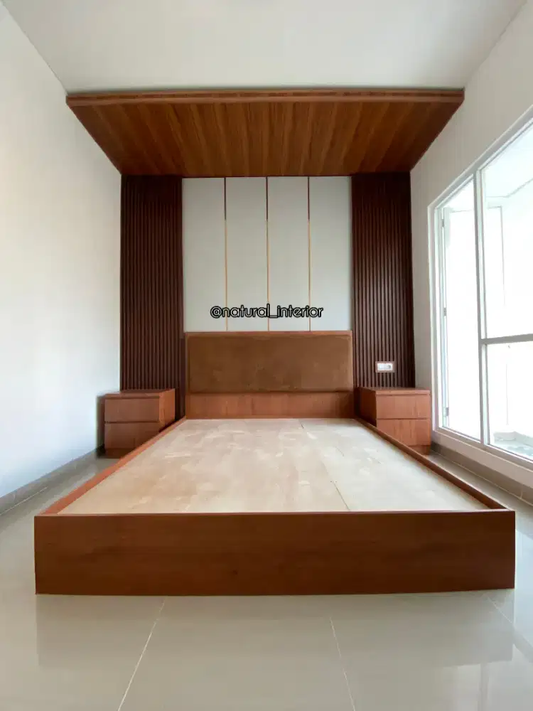 Interior kamar divan dan backdrop dinding