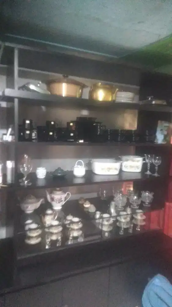 Lemari pajangan