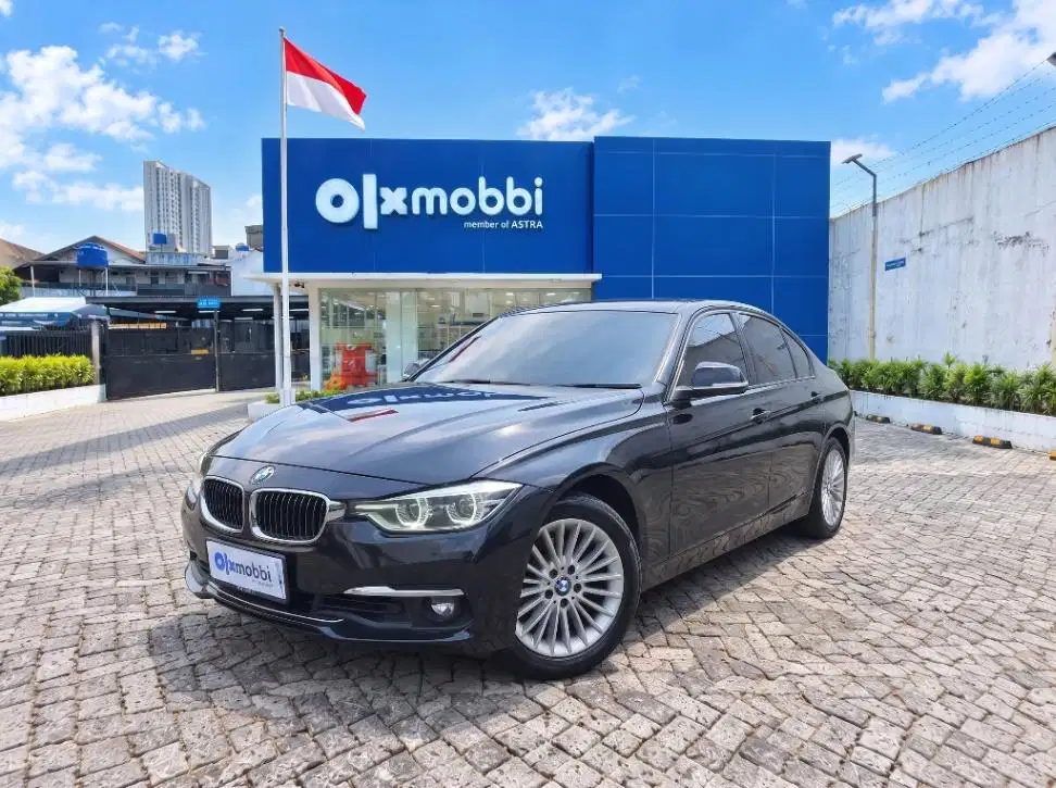 LOW DP BMW 320i 2.0 Luxury Bensin-AT 2018 NBL