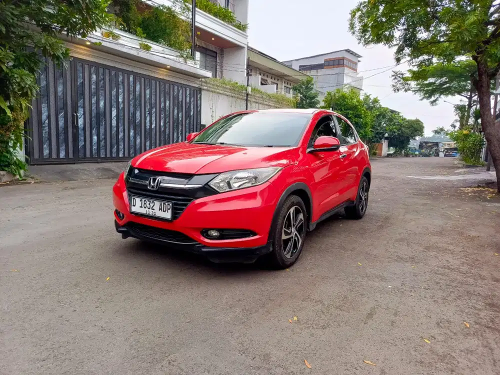 Honda HR-V E CVT 2015 merah menyala