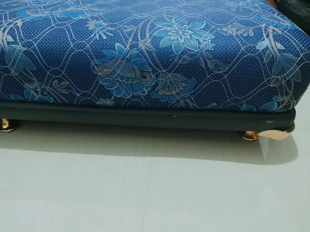 Tempat tidur ukuran queen size