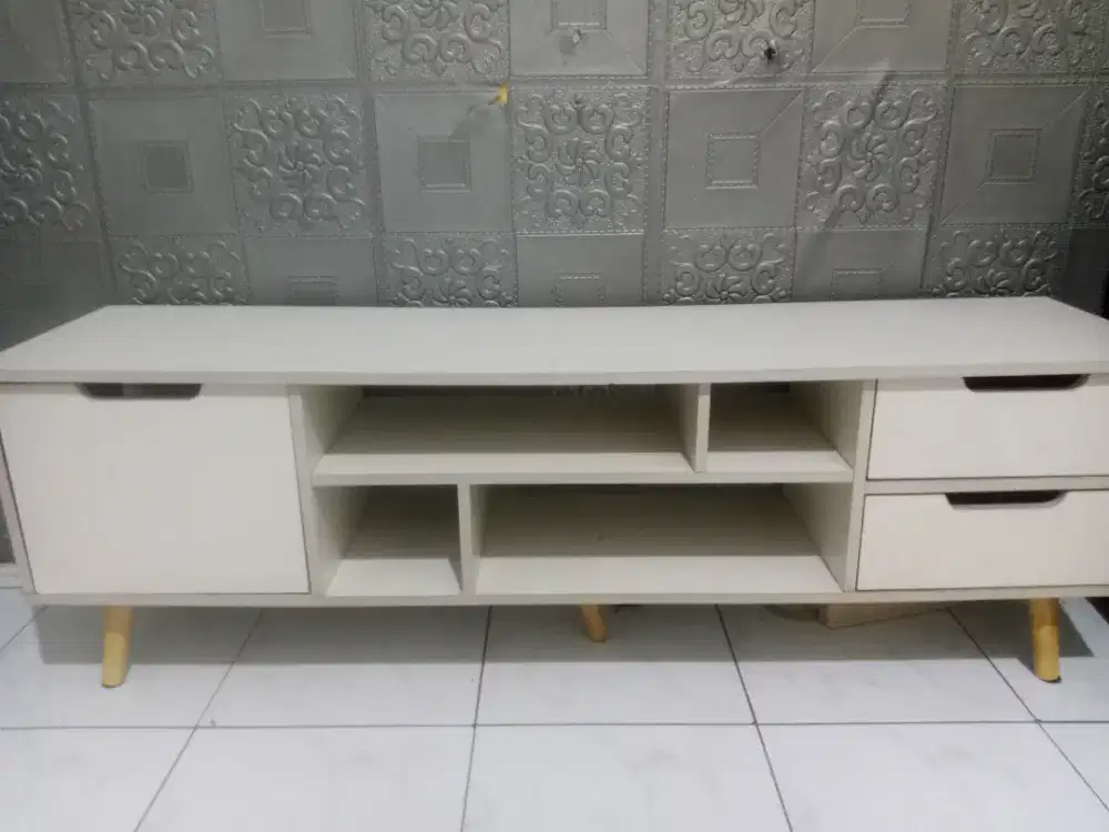 Dijual meja, meja TV/elektronik/kosmetik masih bagus