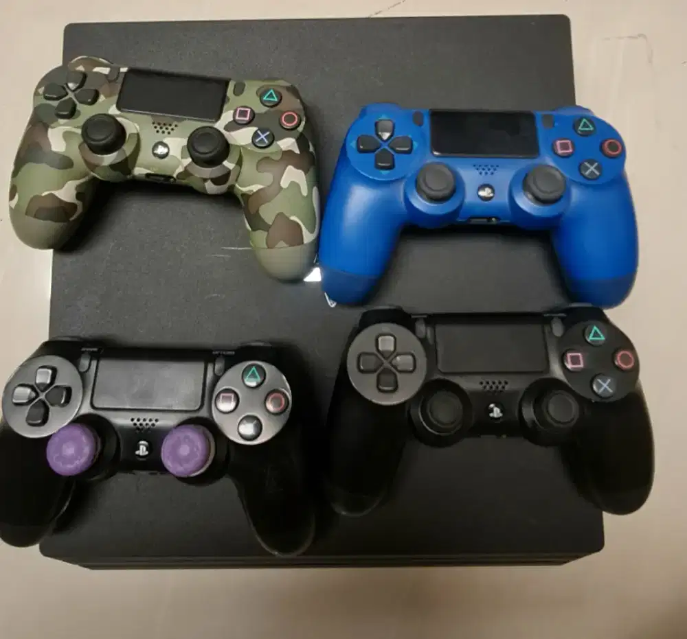 Console Sony Playstation 4 ( PS 4 ) Pro 1TB & 4 Dualshock controller