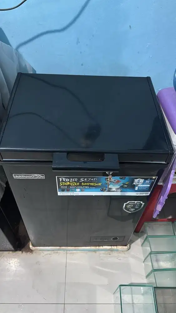Freezer artugo 100 liter kondisi mulus banget jarang dipakai