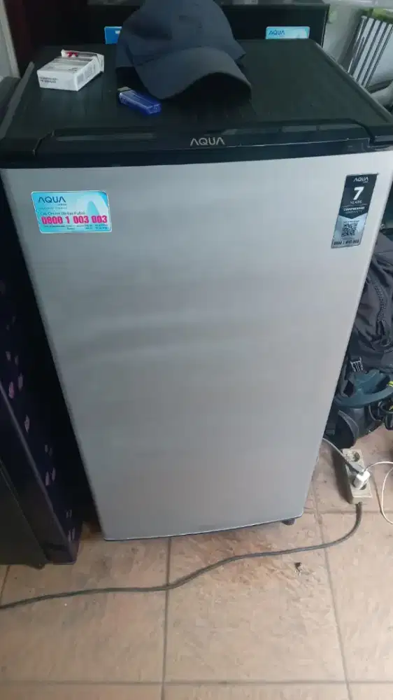 Kulkas 1 pintu merk AQUA normal dingin beku nego tipis