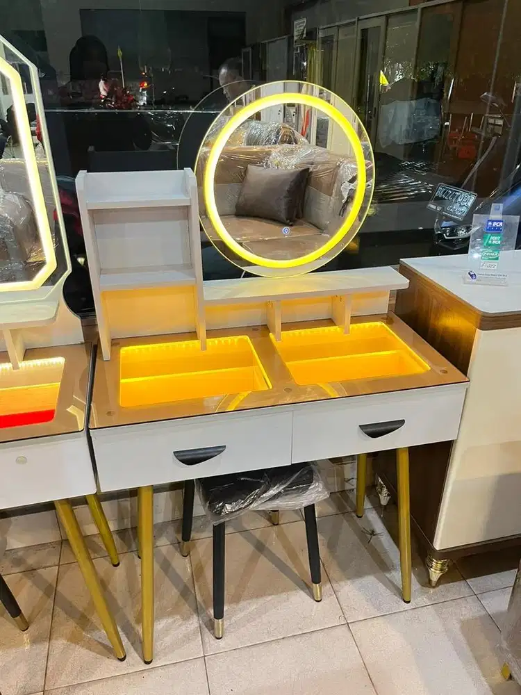 Meja kosmetik kaca oval dan bulat