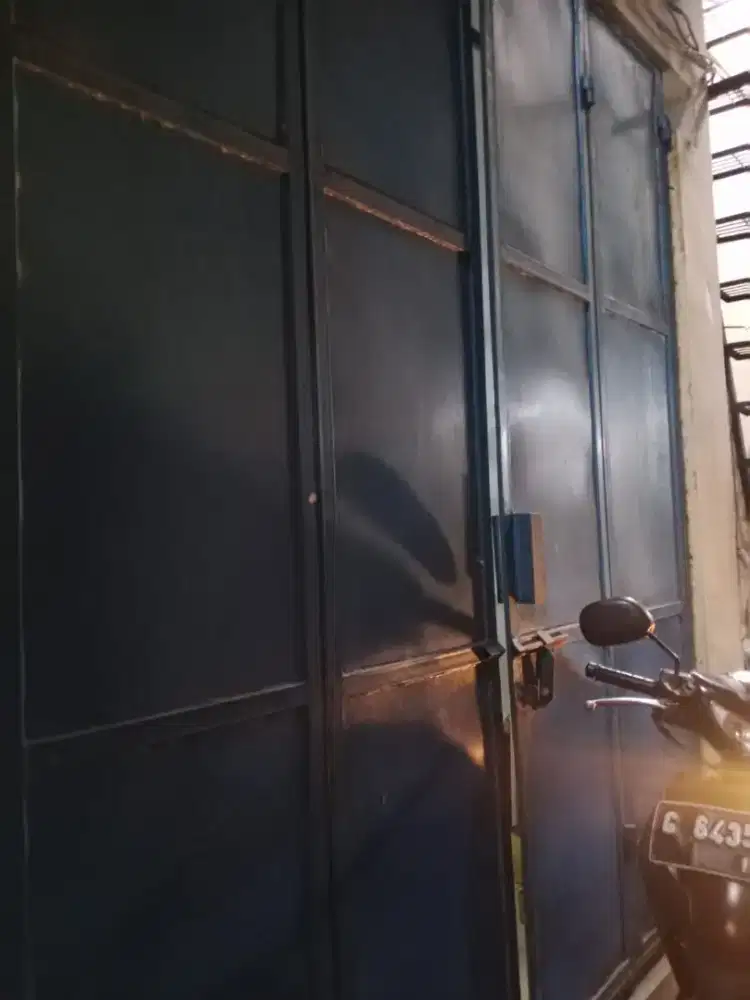 Pintu besi lipat 4.